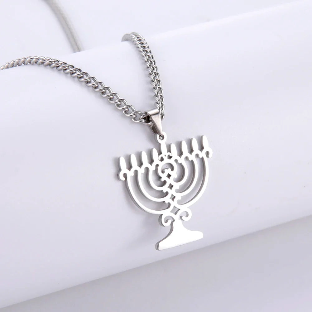 Halskette mit symbolischem jüdischem Menora-Anhänger