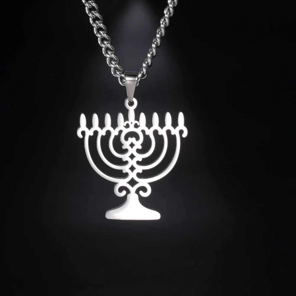 Halskette mit symbolischem jüdischem Menora-Anhänger