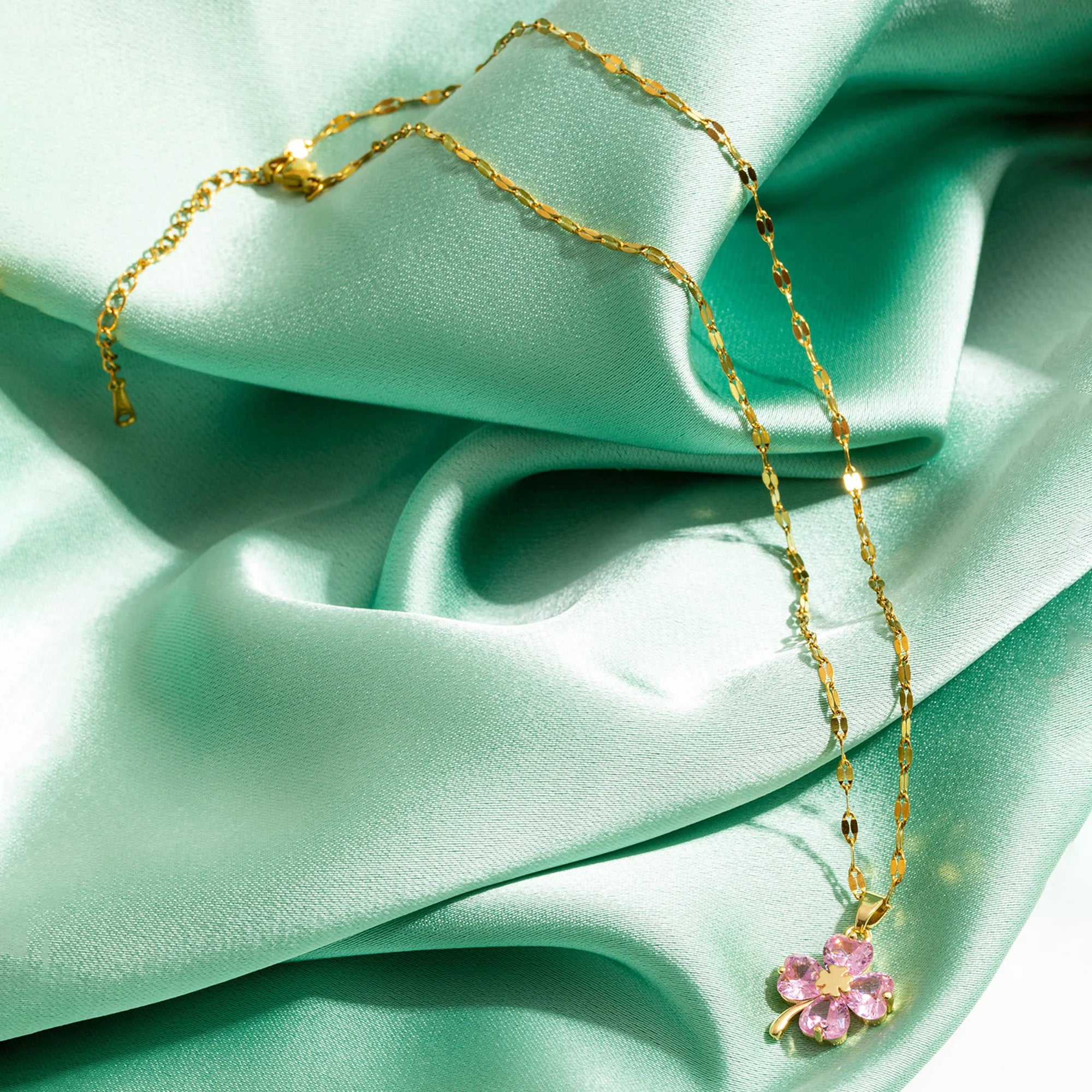 Halskette mit Anhänger Kleeblatt mit 4 Blättern in Gold und Rosa