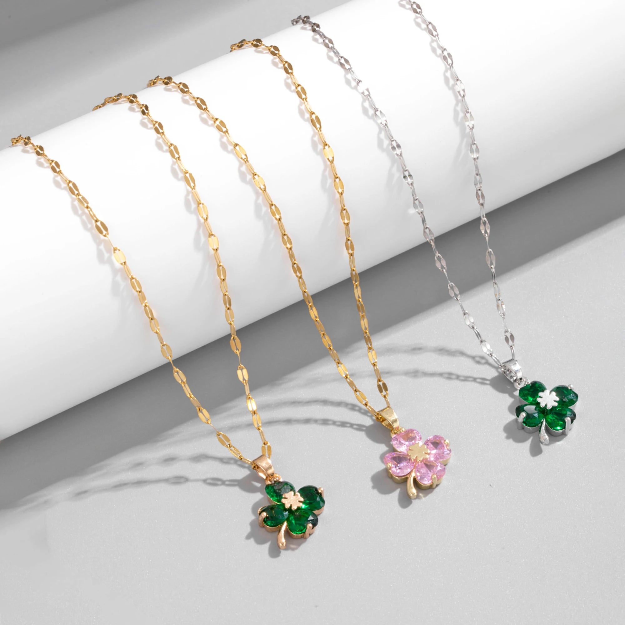 Halskette mit Anhänger Kleeblatt mit 4 Blättern in Silber und Gold