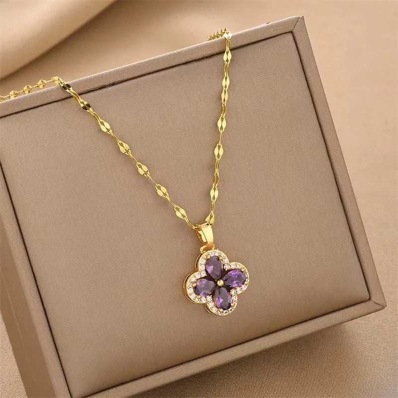 Halskette mit vierblättrigem Kleeblatt-Anhänger aus violettem Zirkonia