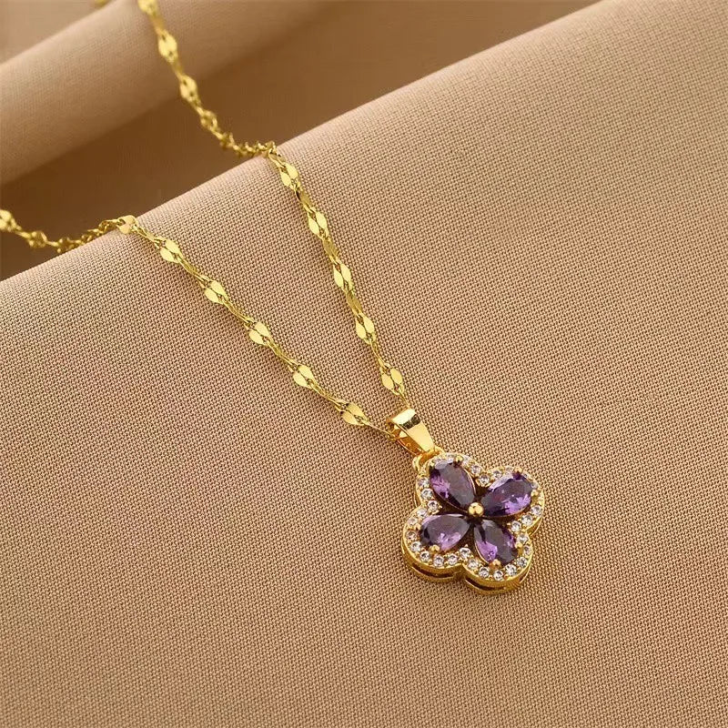 Halskette mit vierblättrigem Kleeblatt-Anhänger aus violettem Zirkonia