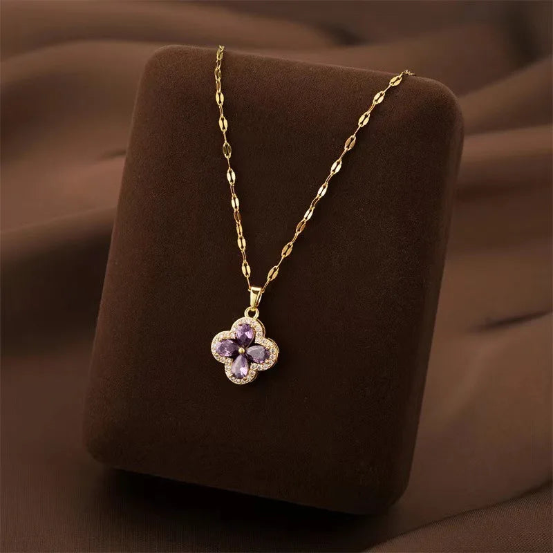 Halskette mit vierblättrigem Kleeblatt-Anhänger aus violettem Zirkonia