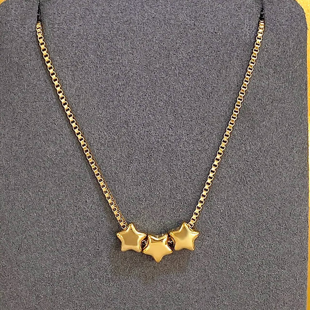 Halskette mit dreifachen Stern-Anhängern Gold