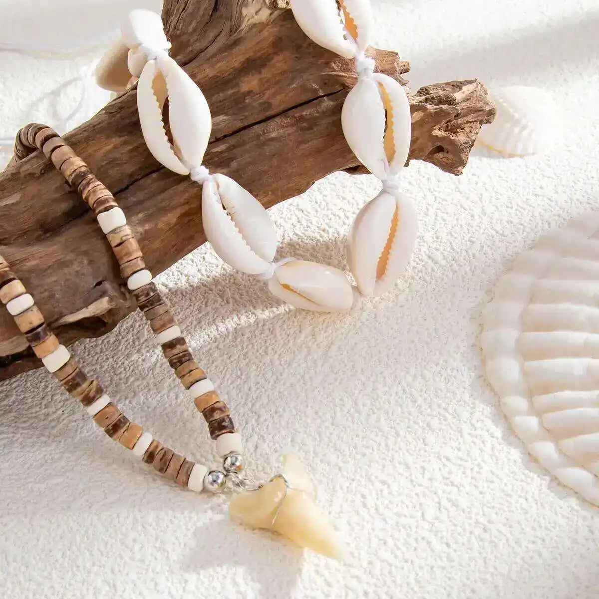 2er-Set Boho-Halsketten mit Muscheln und weißem Hai-Zahn-Anhänger