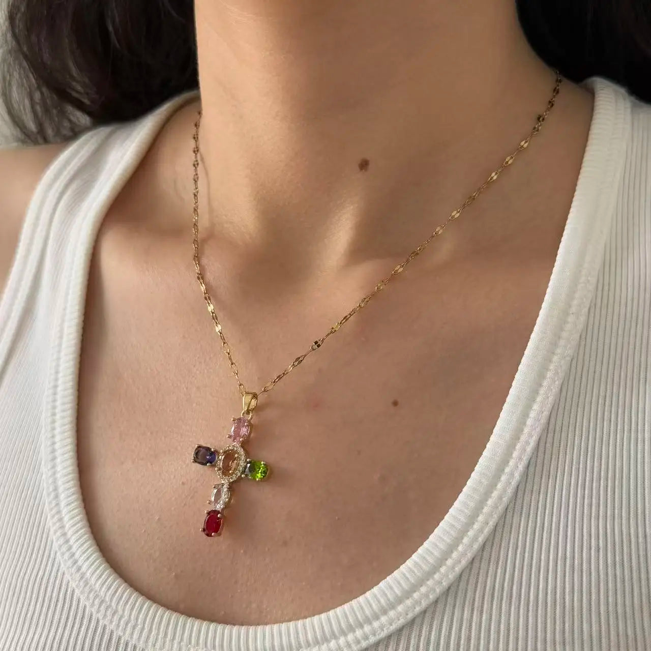 Collier coloré avec pendentif en forme de croix en strass