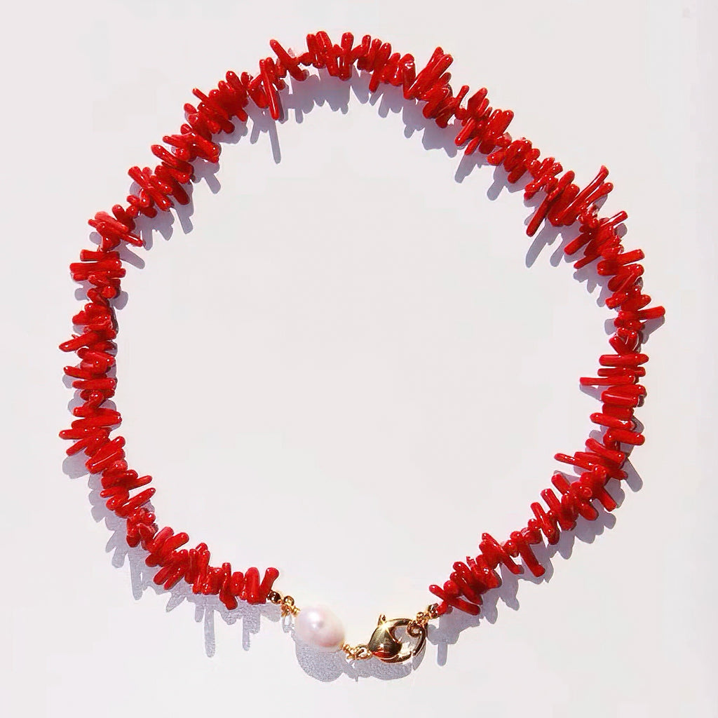 Rote Korallenkette und weiße Perle
