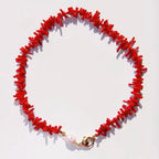 Rote Korallenkette und weiße Perle