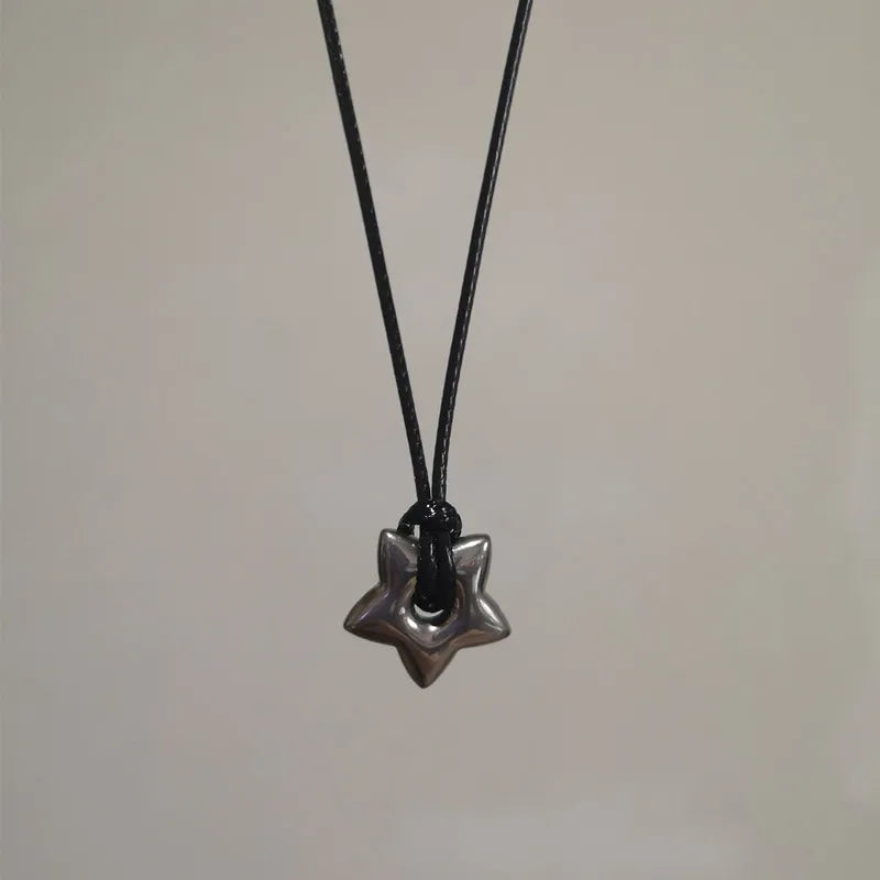 Kordelkette mit hohlem Sternanhänger