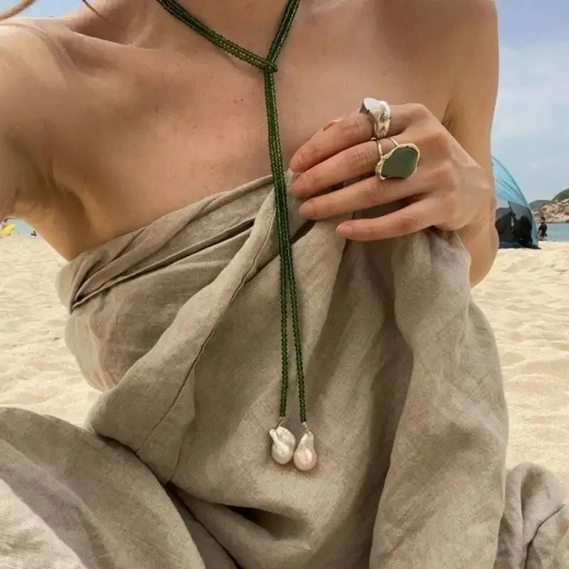 Charm-Halskette mit grünem Perlenanhänger