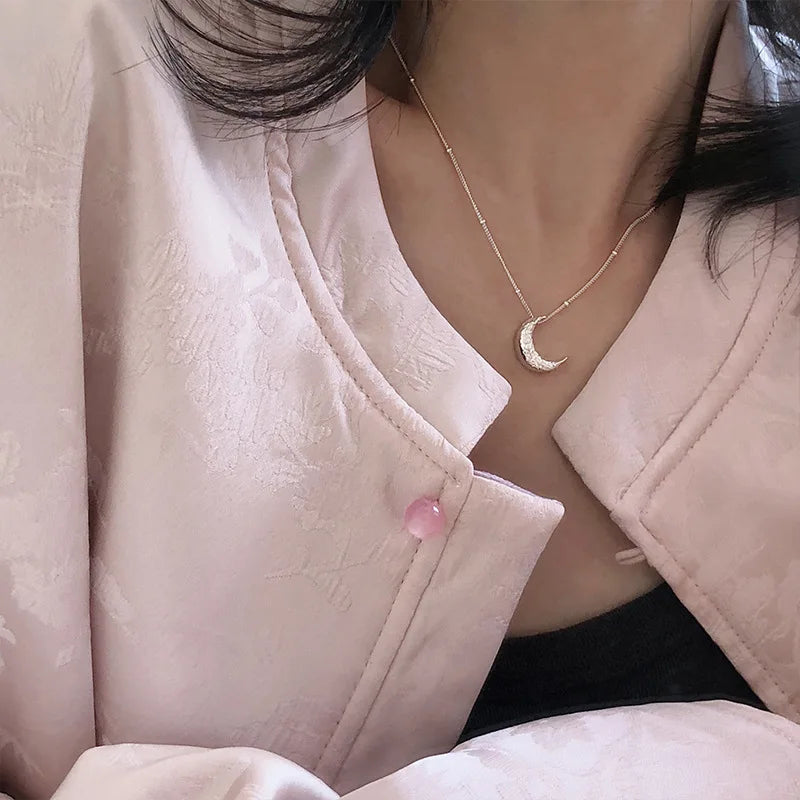 Diskrete Halskette mit Mondanhänger