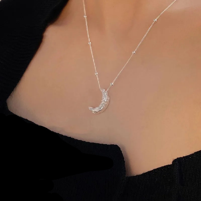 Diskrete Halskette mit Mondanhänger