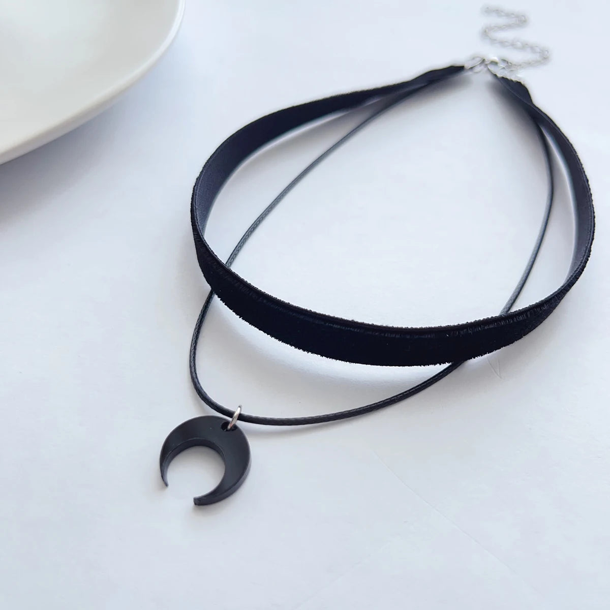 Collana a doppio filo "nuit noire" con pendente a mezzaluna