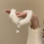 Elegante Halskette im Choker-Stil aus Federn mit Perlenanhänger