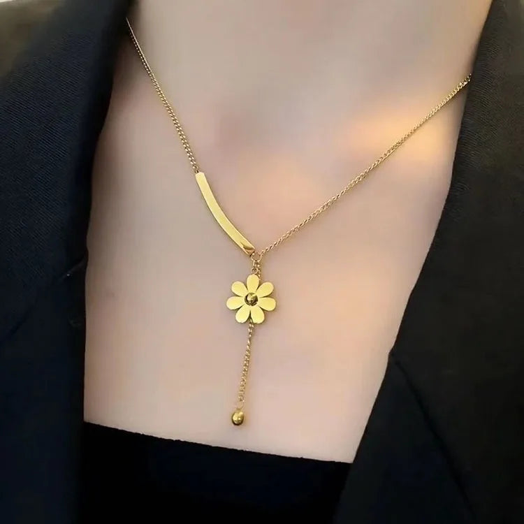 Elegante lange Halskette mit Blumenanhänger