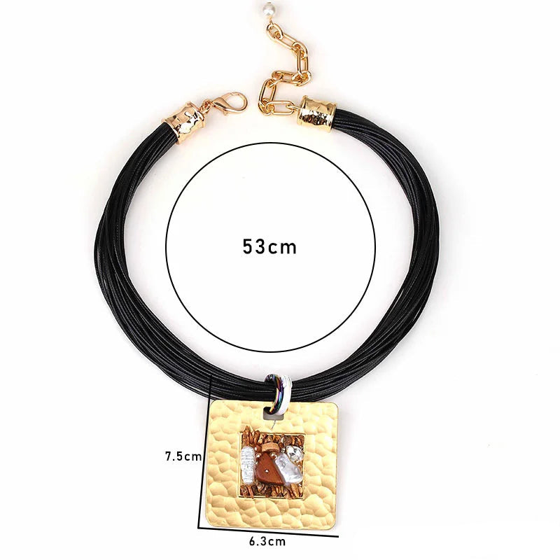 Kordelhalskette mit quadratischem Anhänger 