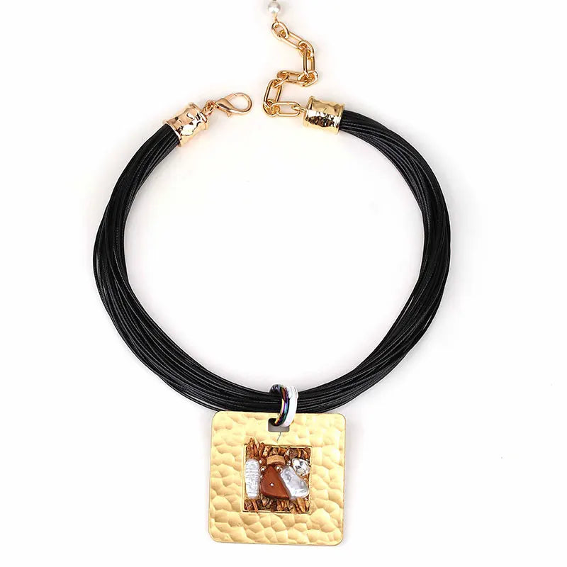 Kordelhalskette mit schwarzem quadratischem Anhänger