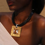 Kordelhalskette mit schwarzem quadratischem Anhänger