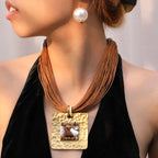 Kordelhalskette mit braunem quadratischem Anhänger