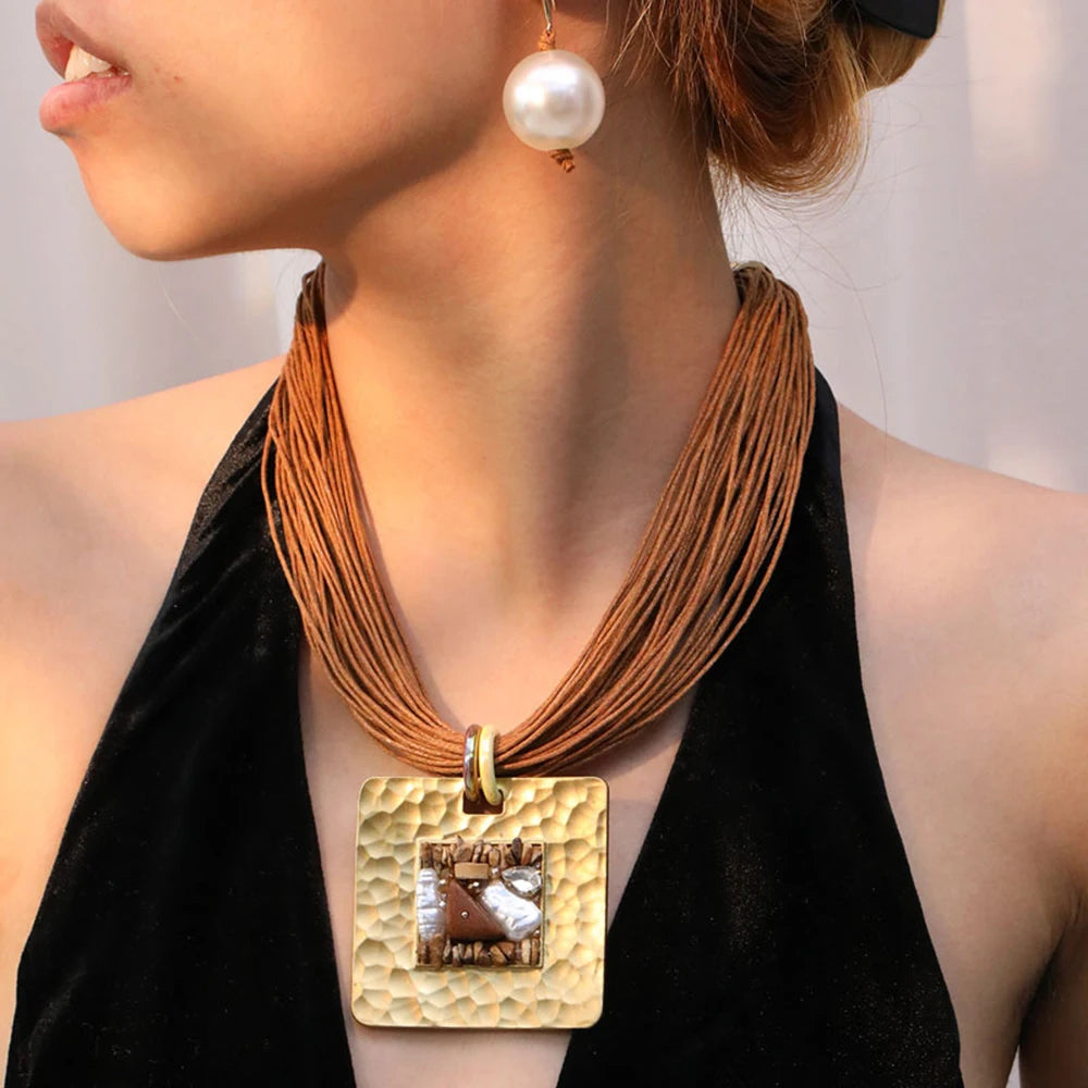 Kordelhalskette mit braunem quadratischem Anhänger