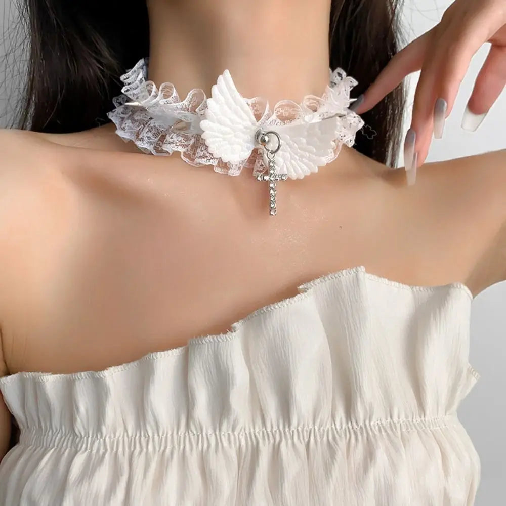 Spitzenkette mit weißem Engel-Flügel-Anhänger