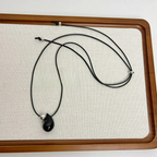 Halskette mit Schnur und schwarzem Wassertropfen-Anhänger