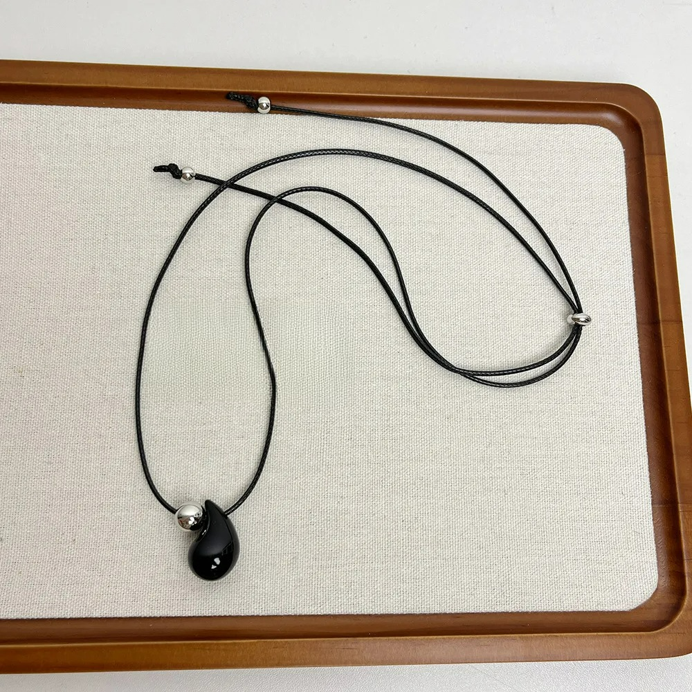 Halskette mit Schnur und schwarzem Wassertropfen-Anhänger