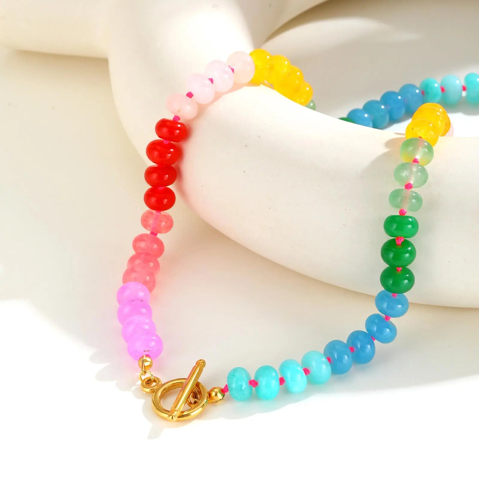 Halskette mit Regenbogenanhänger und Perlen