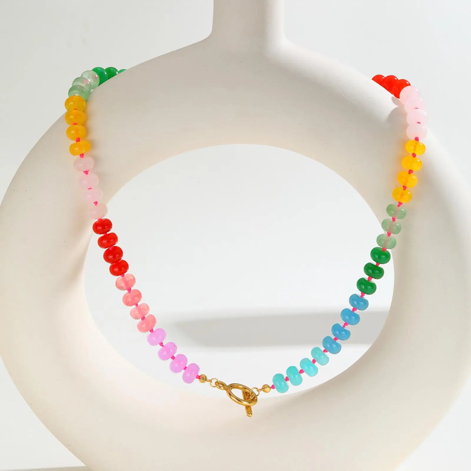 Halskette mit Regenbogenanhänger und Perlen