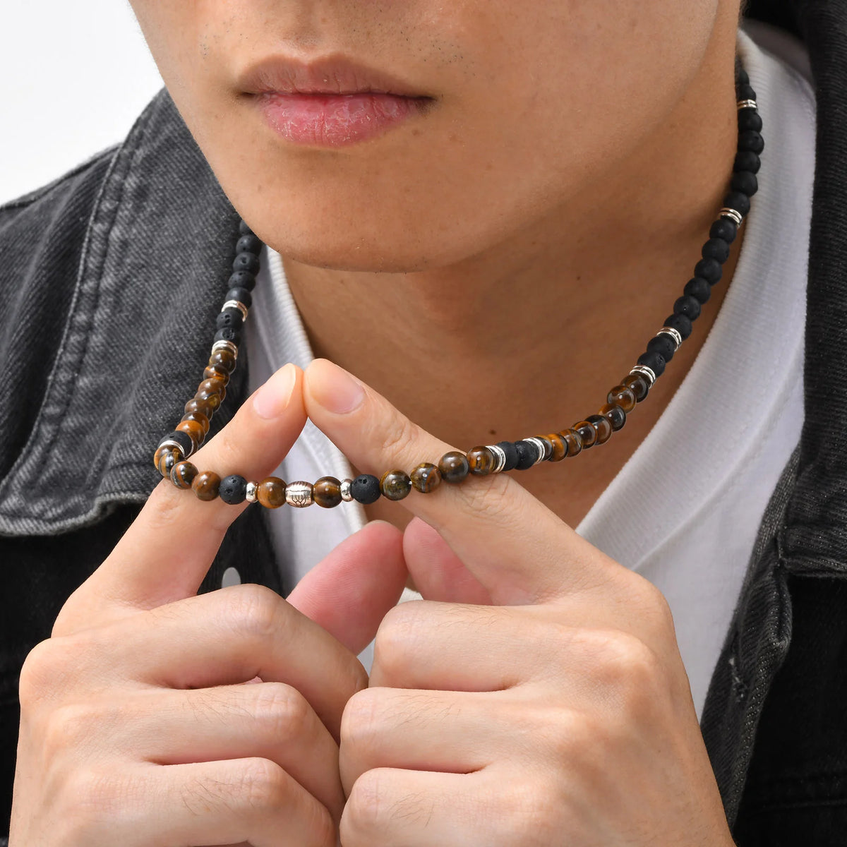 Collana in pietre laviche e occhio di tigre con pendente fiore di loto