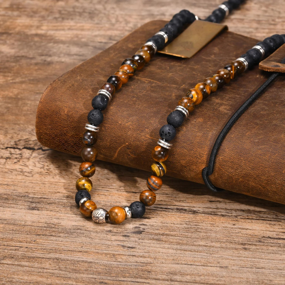 Collana in pietre laviche e occhio di tigre con pendente fiore di loto