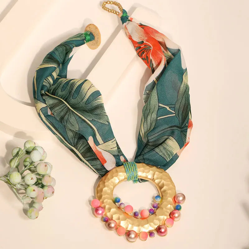 Halskette aus Stoff mit Boho-Chic Anhänger grün