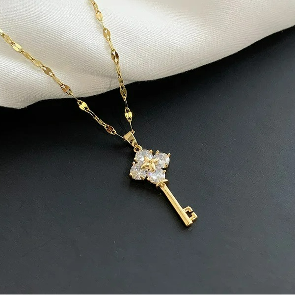 Halskette mit Schlüsselanhänger mit Strasssteinen