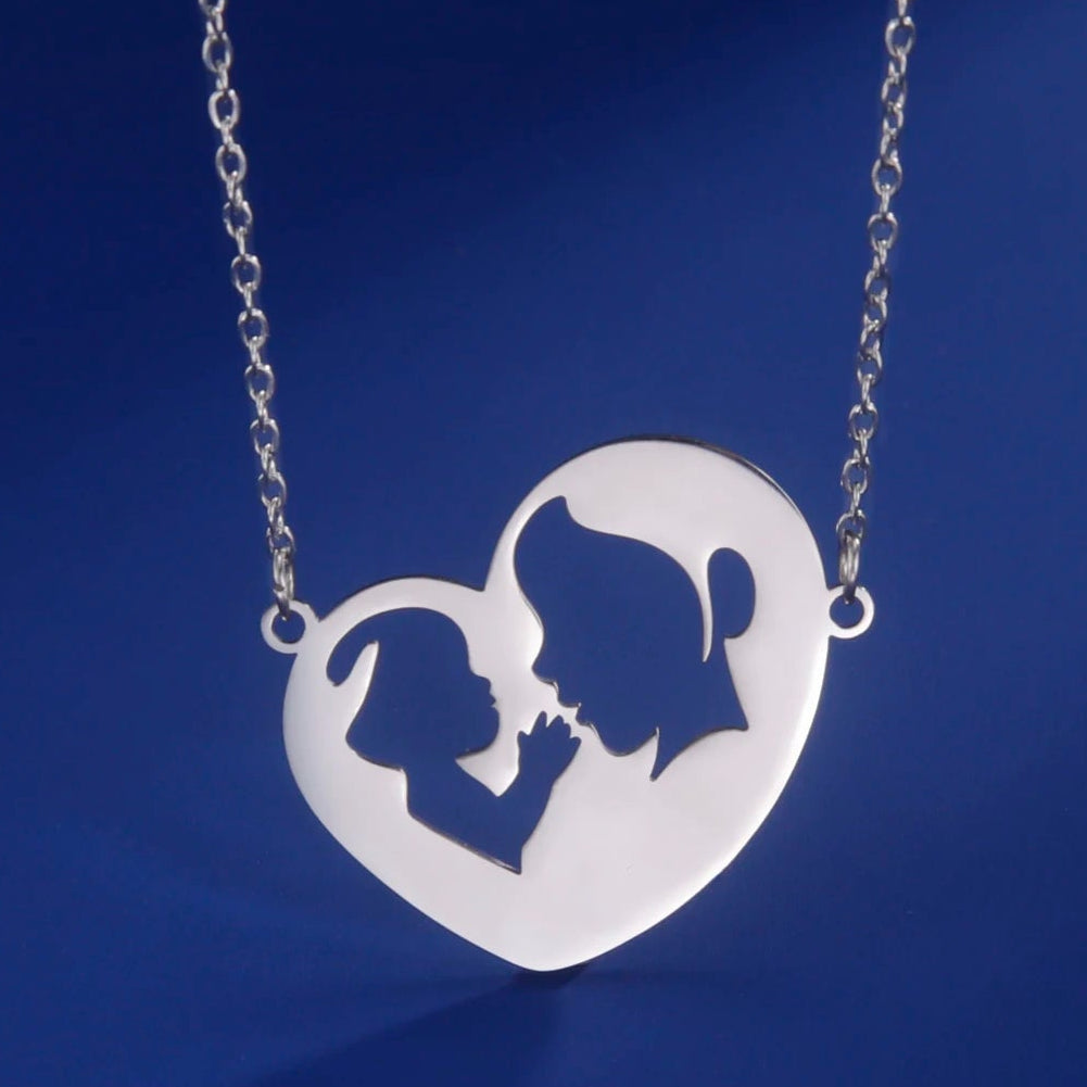 Halskette mit ihrem Anhänger „Mama und ihr Baby“