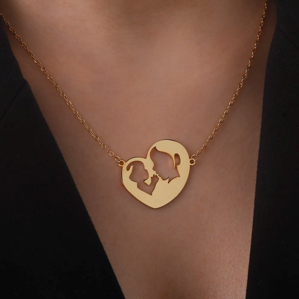 Halskette mit ihrem Anhänger „Mama und ihr Baby“