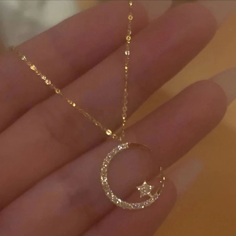 Collier étincelant avec pendentif d'étoile et de lune