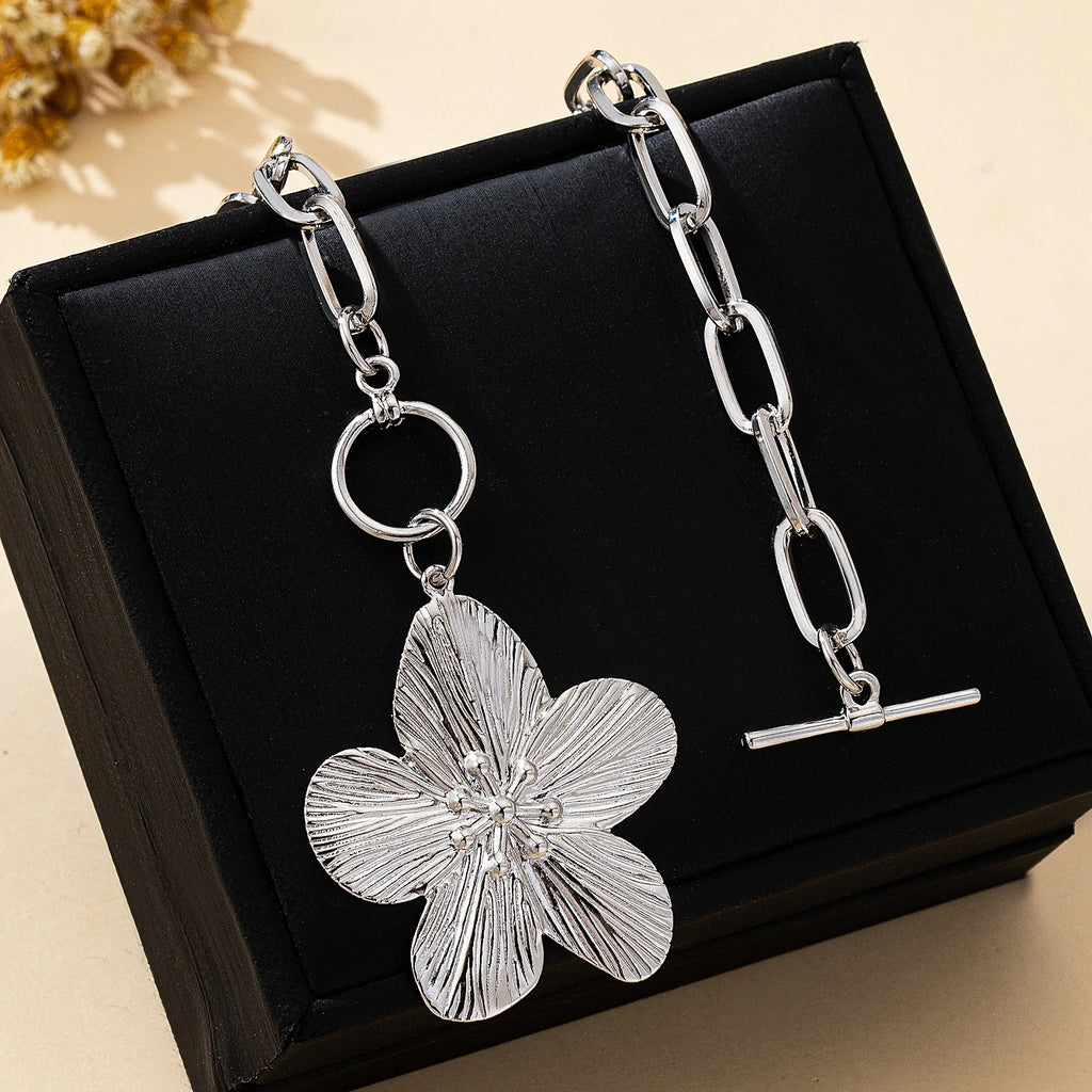 Halskette mit groben Gliedern und Hibiskusblüten-Anhänger aus Silber