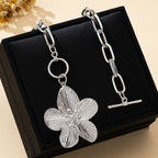 Halskette mit groben Gliedern und Hibiskusblüten-Anhänger aus Silber