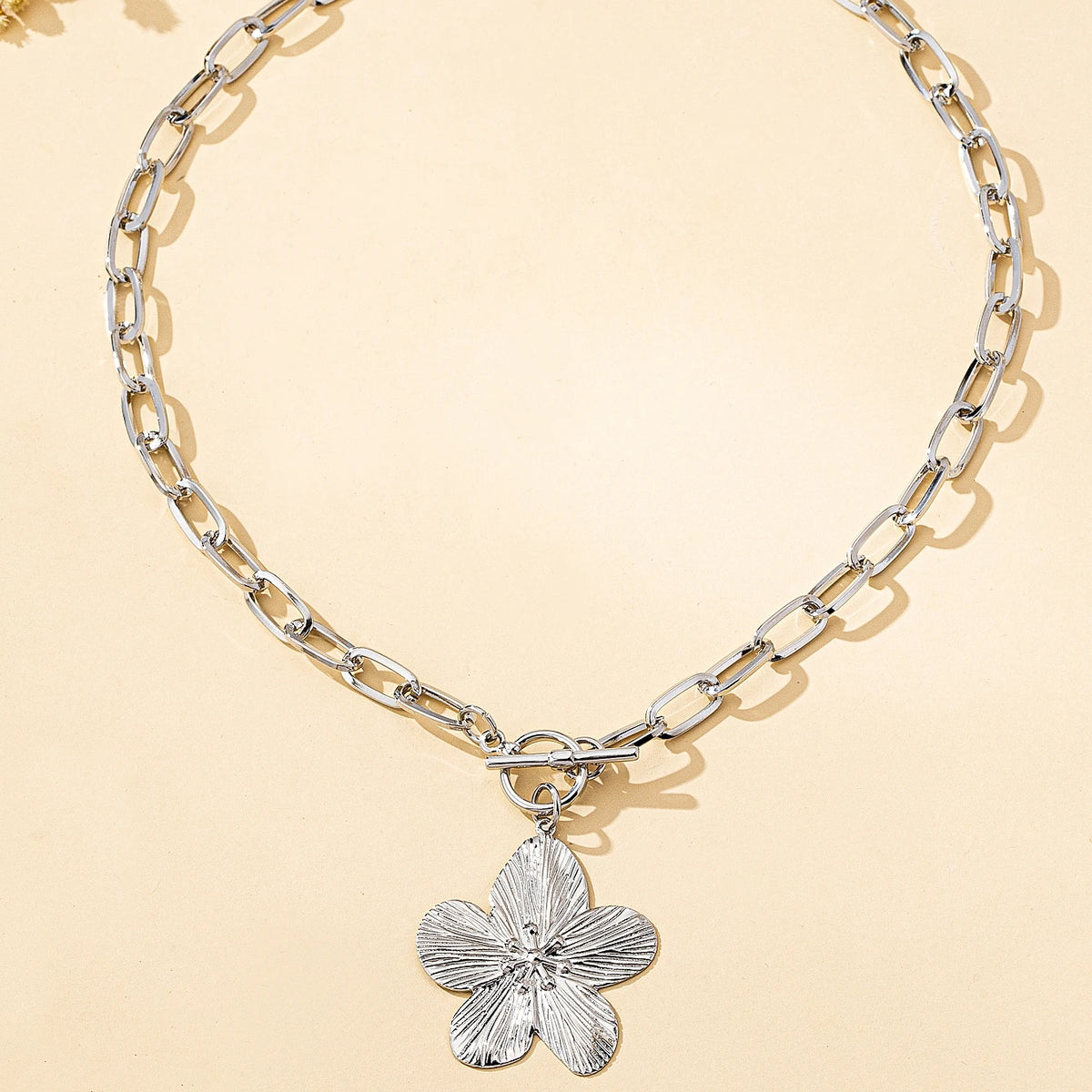 Halskette mit groben Gliedern und Hibiskusblüten-Anhänger aus Silber