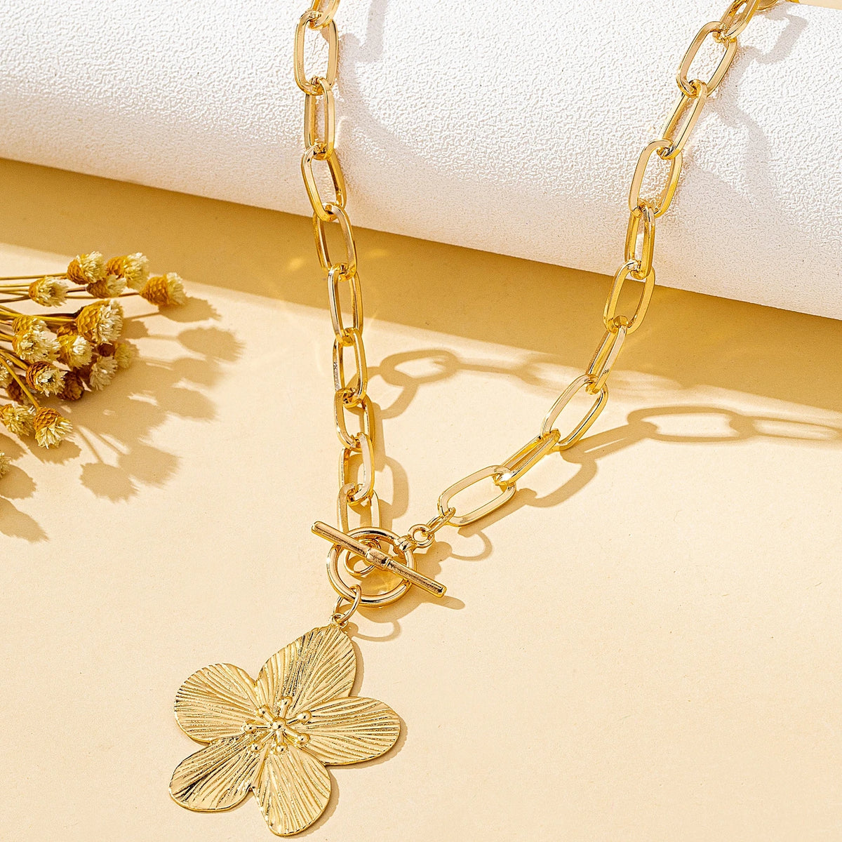 Halskette mit groben Gliedern und Hibiskusblüten-Anhänger aus Gold