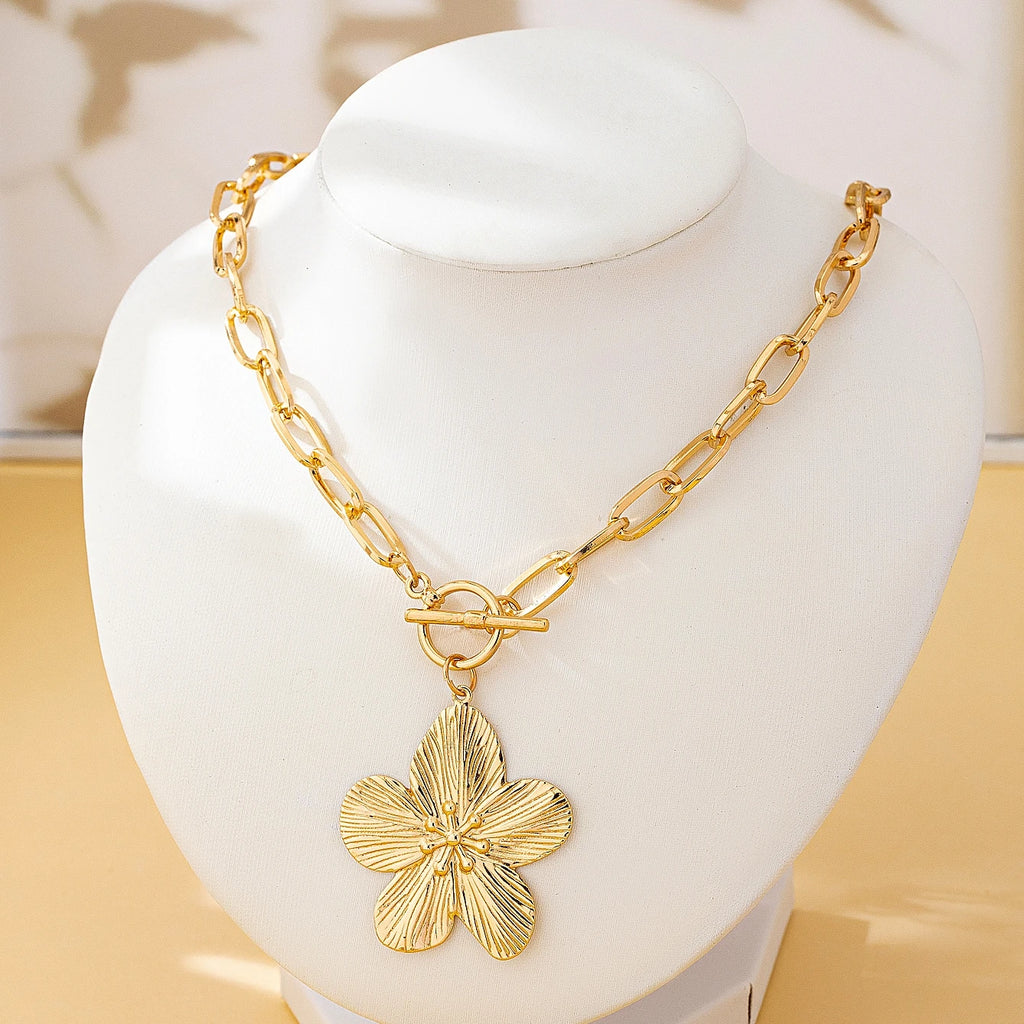 Halskette mit groben Gliedern und Hibiskusblüten-Anhänger aus Gold