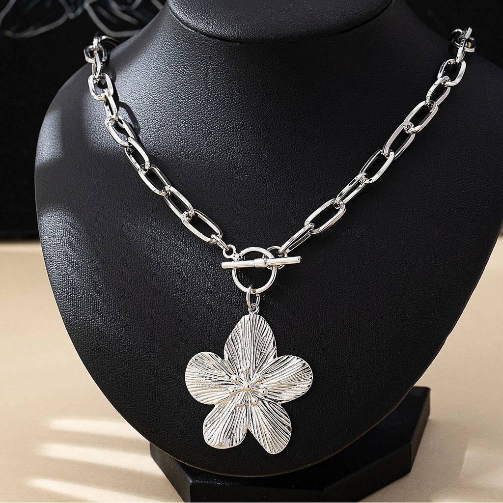 Halskette mit groben Gliedern und Hibiskusblüten-Anhänger aus Silber