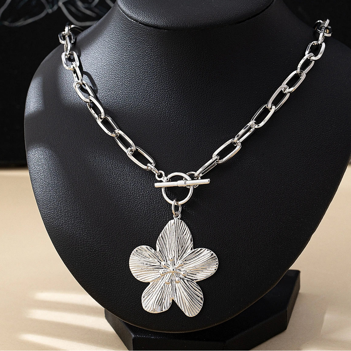 Halskette mit groben Gliedern und Hibiskusblüten-Anhänger aus Silber