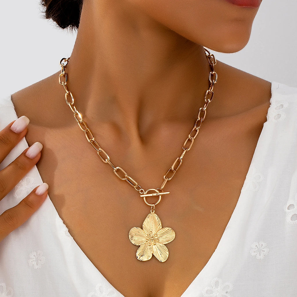Halskette mit groben Gliedern und Hibiskusblüten-Anhänger aus Gold