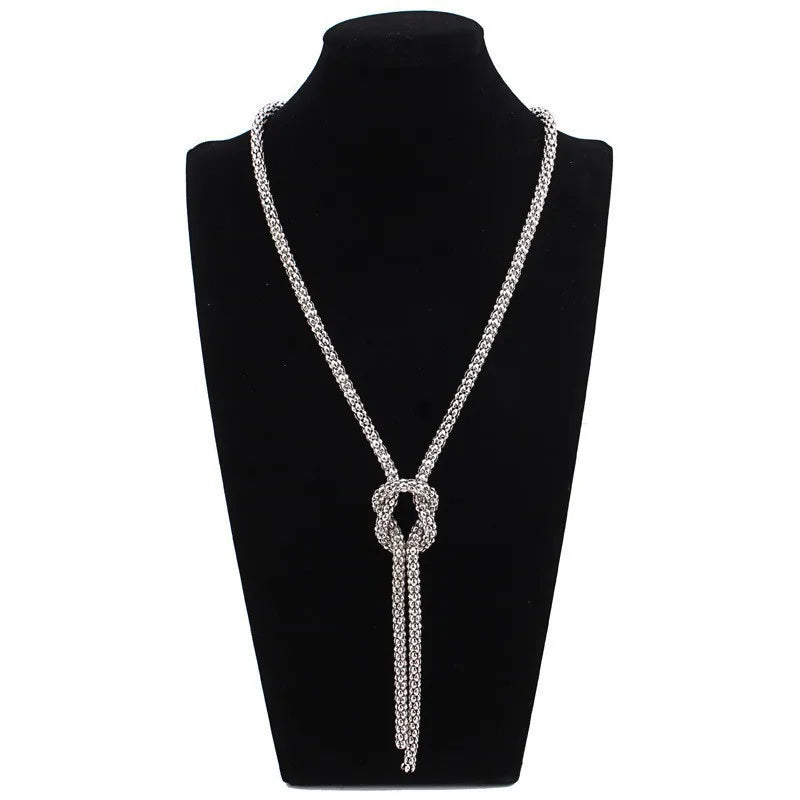 Lange Halskette mit Schleifenanhänger in Silber