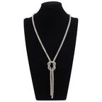 Lange Halskette mit Schleifenanhänger in Silber