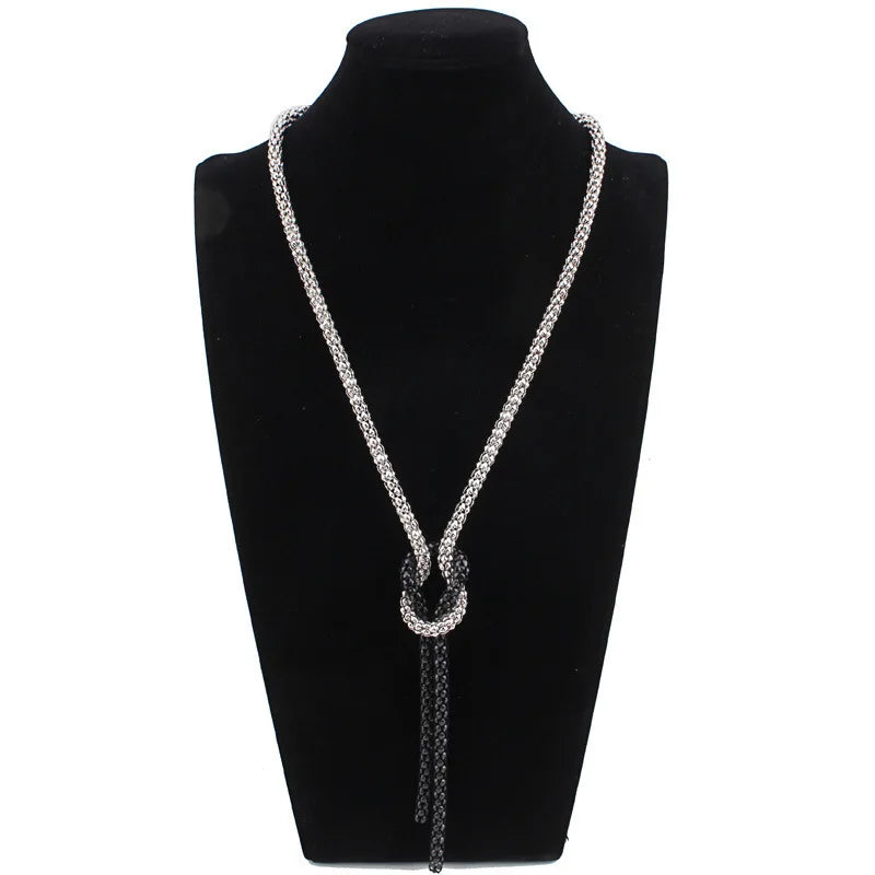 Lange Halskette mit Schleifenanhänger in Silber und Schwarz