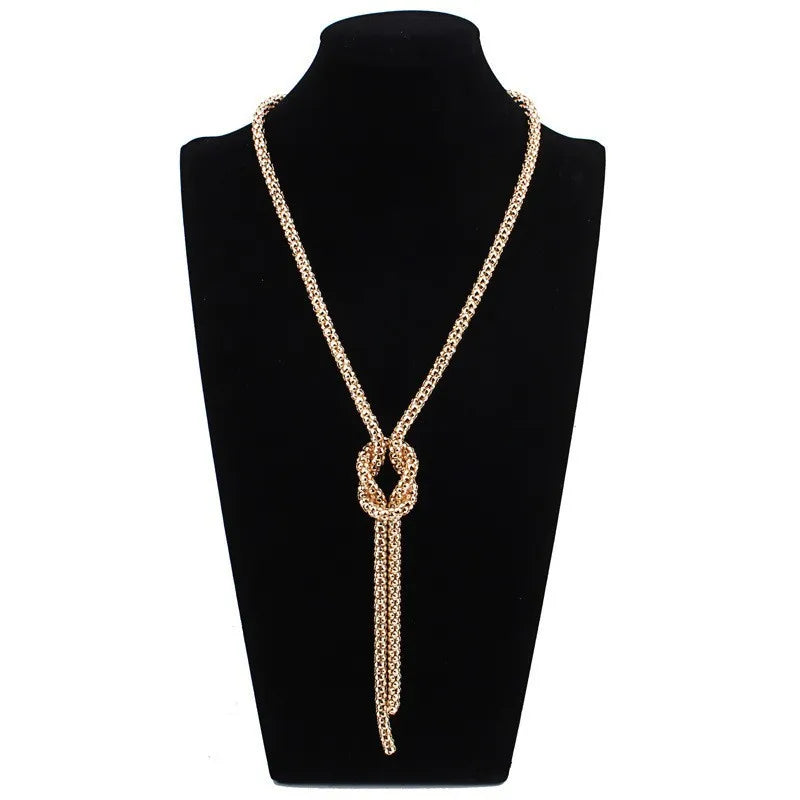 Lange Halskette mit Schleifenanhänger in Gold