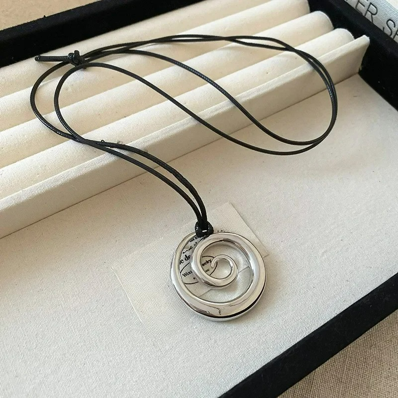 Lange Halskette mit silberfarbenem Spiralanhänger