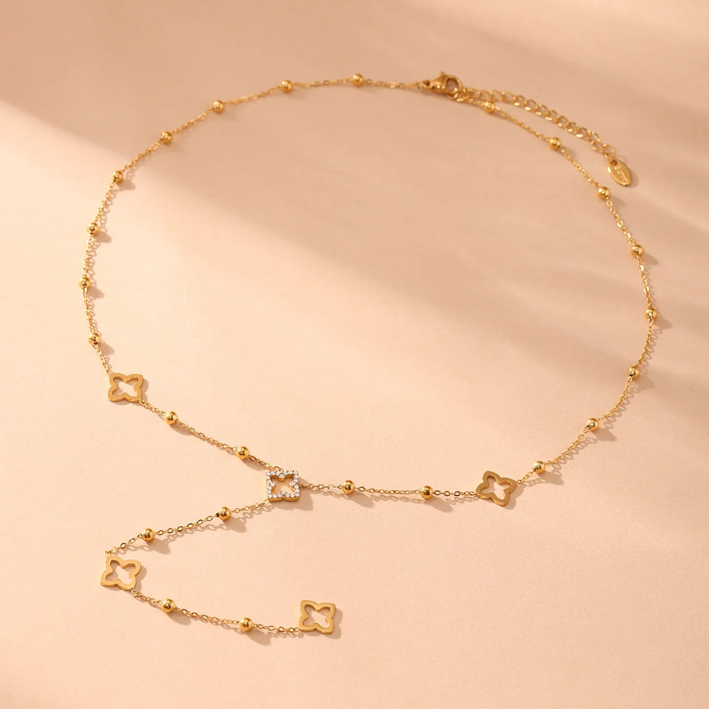 Lange Halskette mit vierblättrigem Kleeblatt-Anhänger und goldenem Zirkon